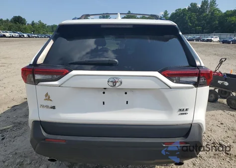 2021 Toyota Rav4 Xle z USA, uszkodzony, nr VIN 2T3P1RFV8MC245263